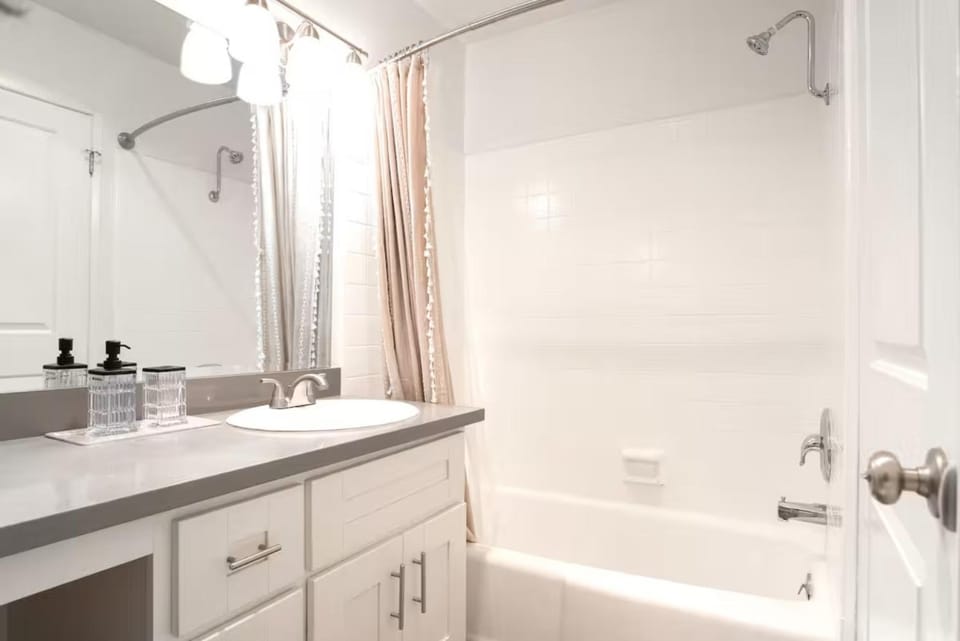 Property building, Bathroom, Bath