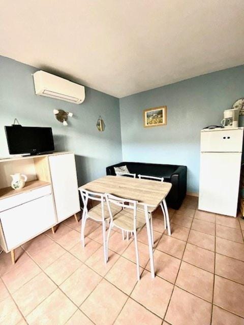 T2 cabine avec piscine collective, parking, climatisation, pour 4 personnes Cabin in Saintes-Maries-de-la-Mer