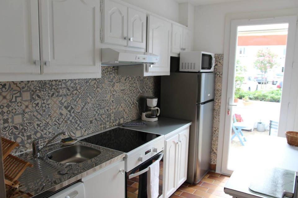 Appartement T3, avec terrasse, place de parking privée Apartment in Saintes-Maries-de-la-Mer