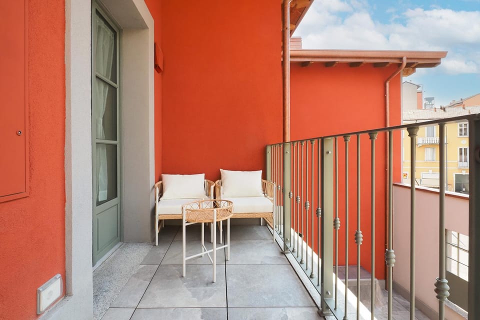Property building, Day, Balcony/Terrace