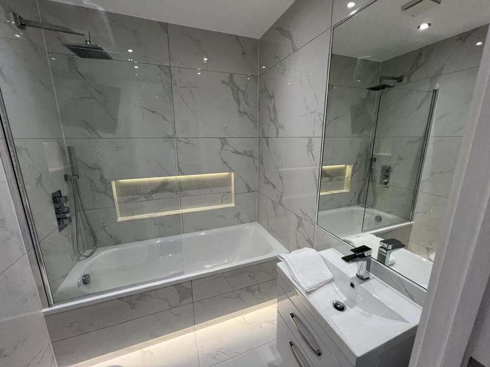 Shower, Toilet, Bathroom, Bath, towels