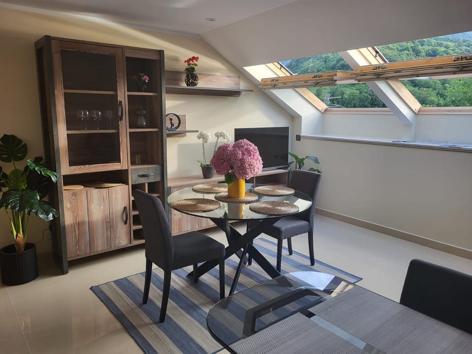 TV and multimedia, Living room, Seating area, Dining area