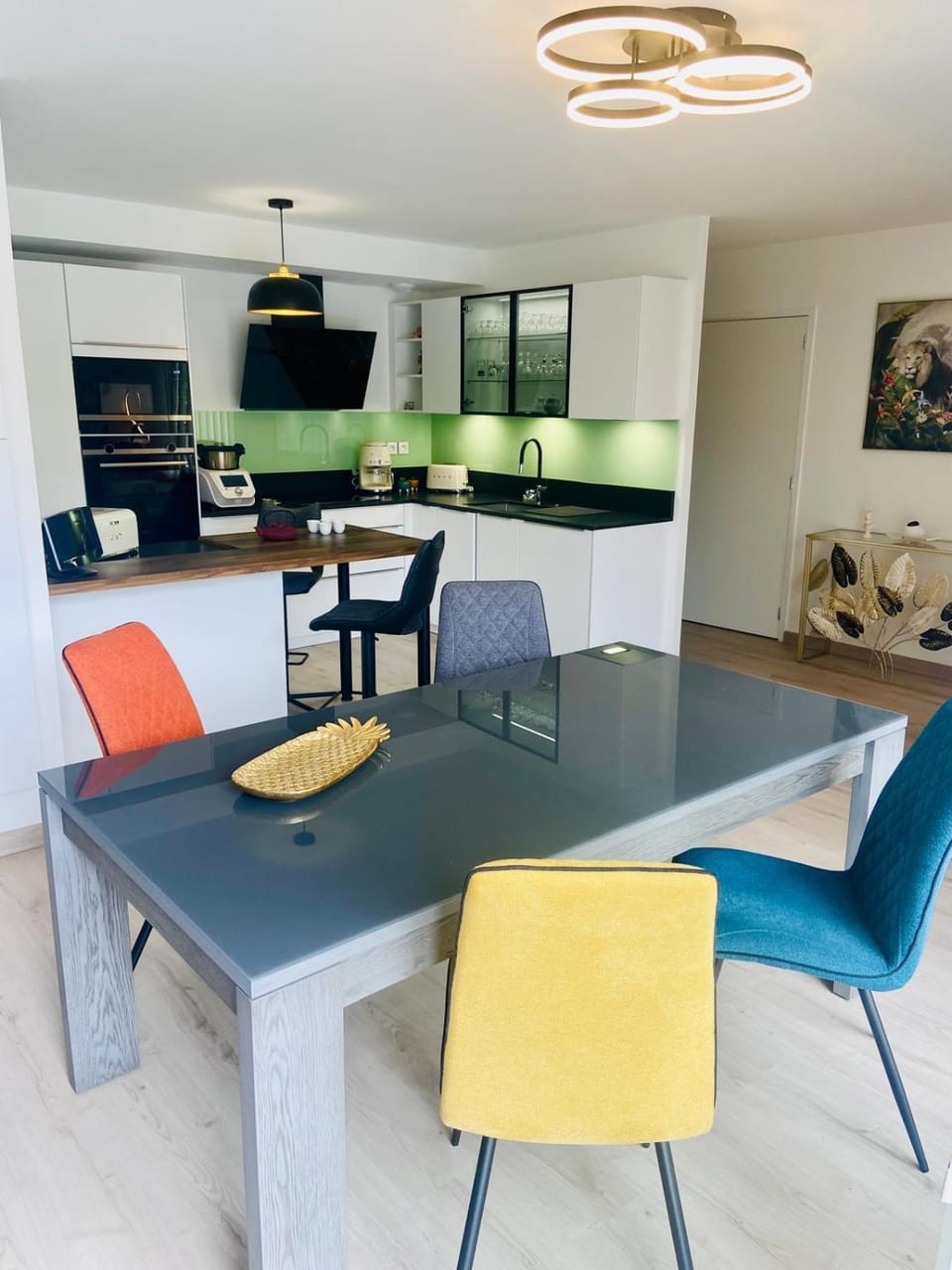 Kitchen or kitchenette, Dining area