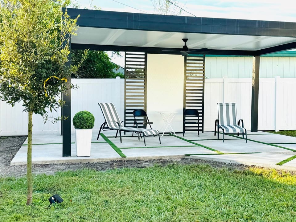 Brand New Tampa Oasis with Private Jacuzzi Retreat House in Lutz