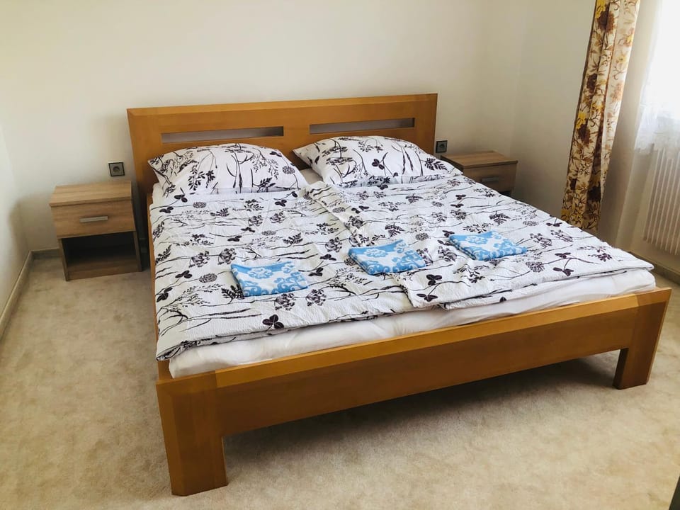 Bed, Bedroom, towels