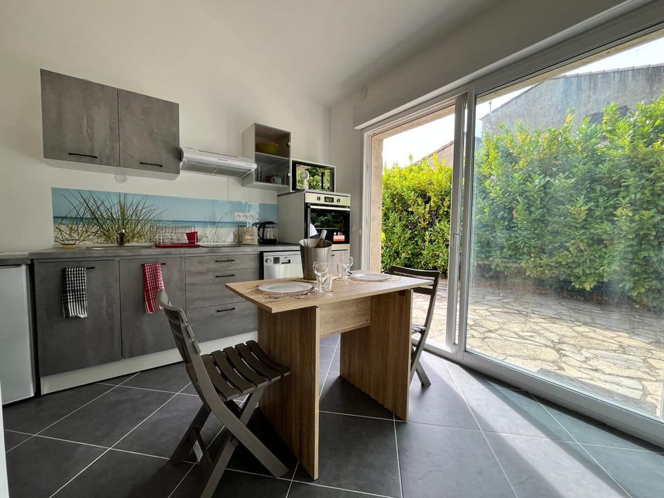 Kitchen or kitchenette, Dining area, Garden view, minibar