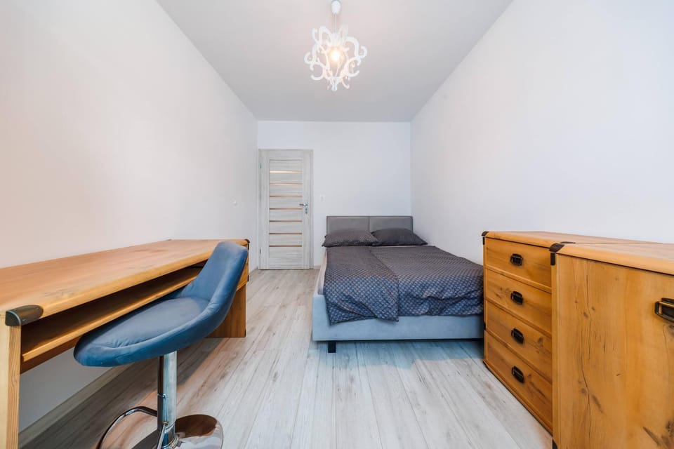 Bed, Food and drinks, Photo of the whole room, Seating area, Bedroom, Guests, City view, Street view, Family, furniture, heating, internet, locker