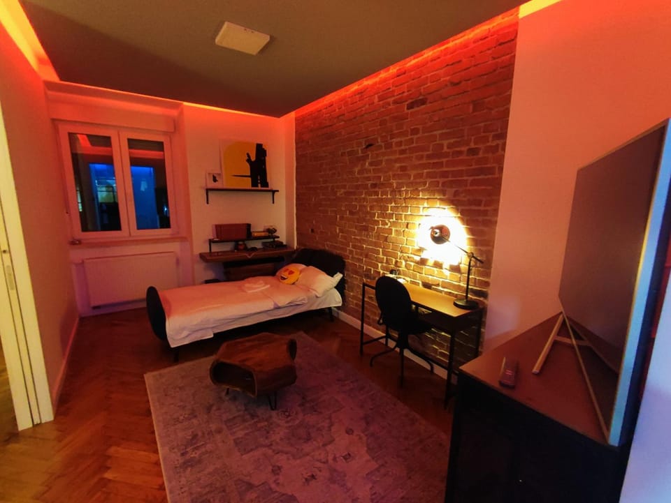 Bed, TV and multimedia, Living room