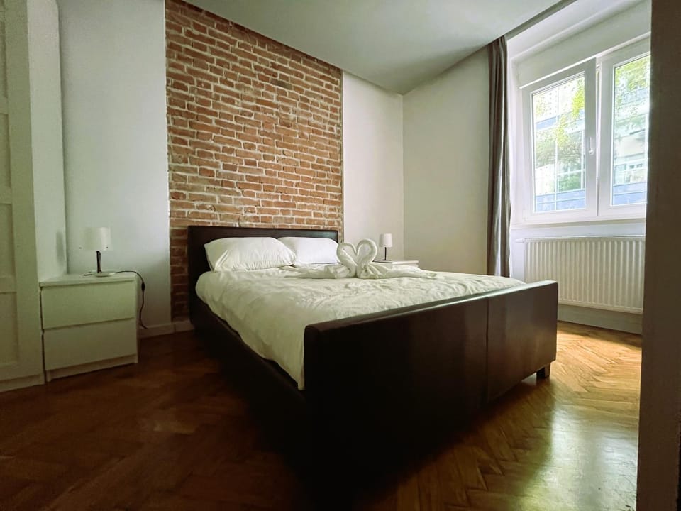 Bed, Bedroom, Street view