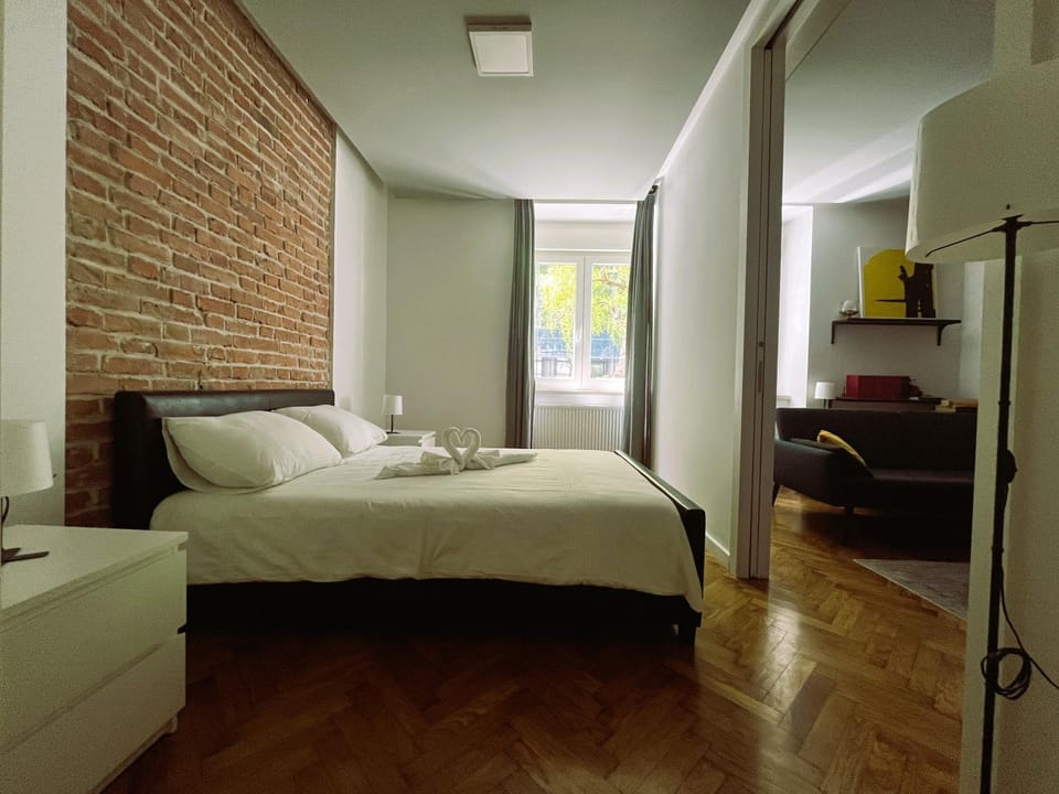 Bed, Day, Bedroom, Street view, towels