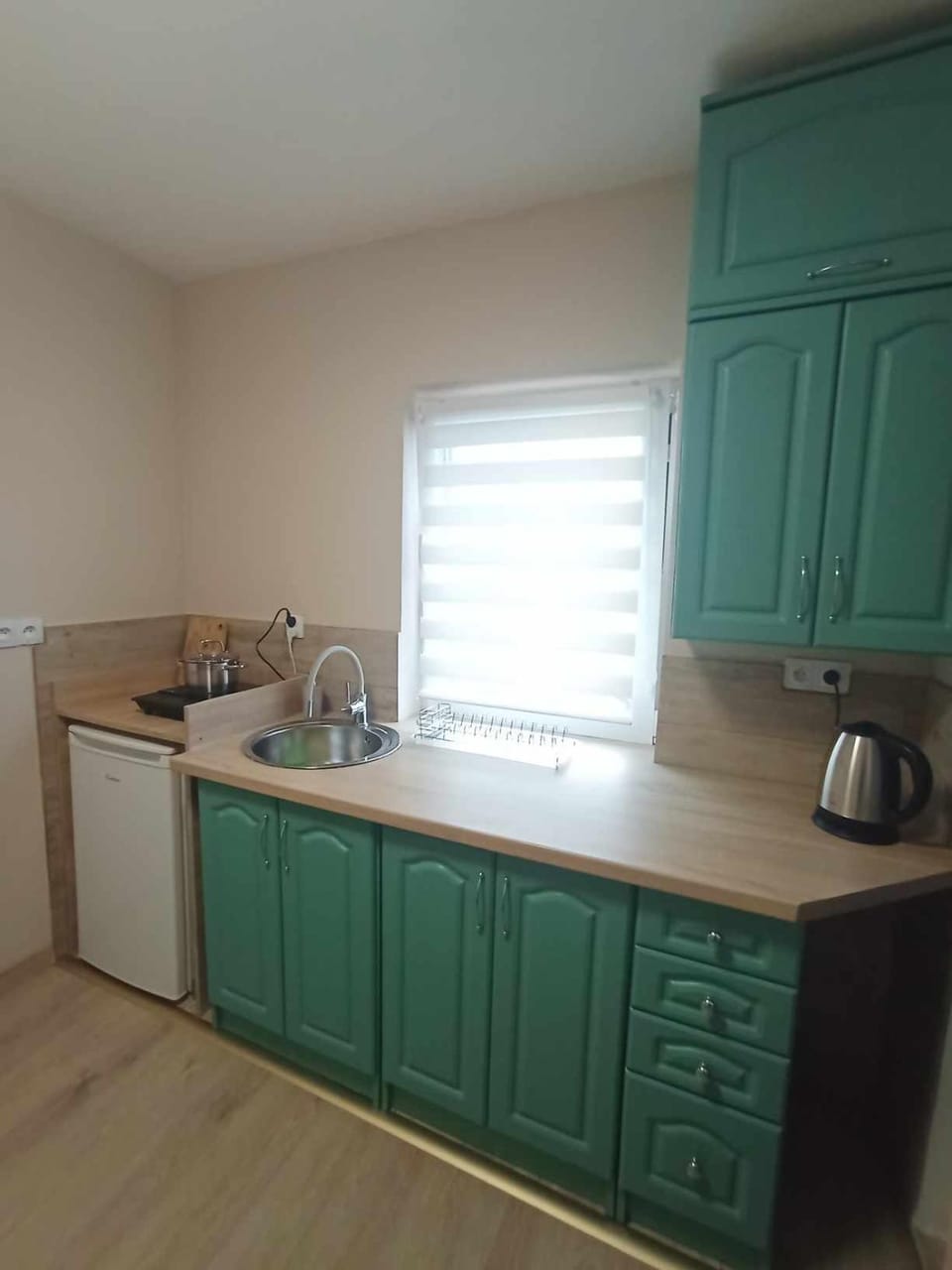 Coffee/tea facilities, Kitchen or kitchenette, stove