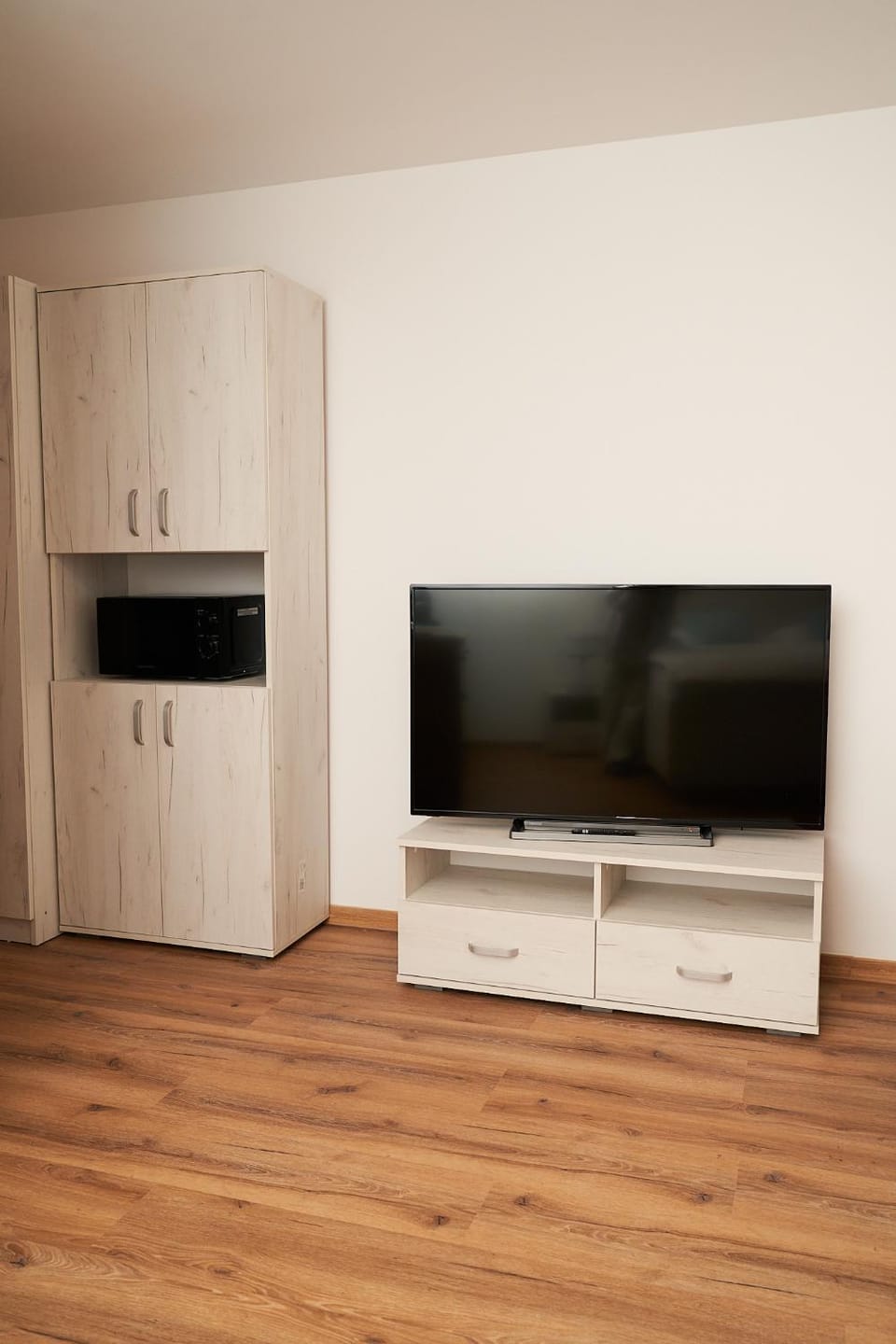 TV and multimedia, Photo of the whole room, Family, microwave