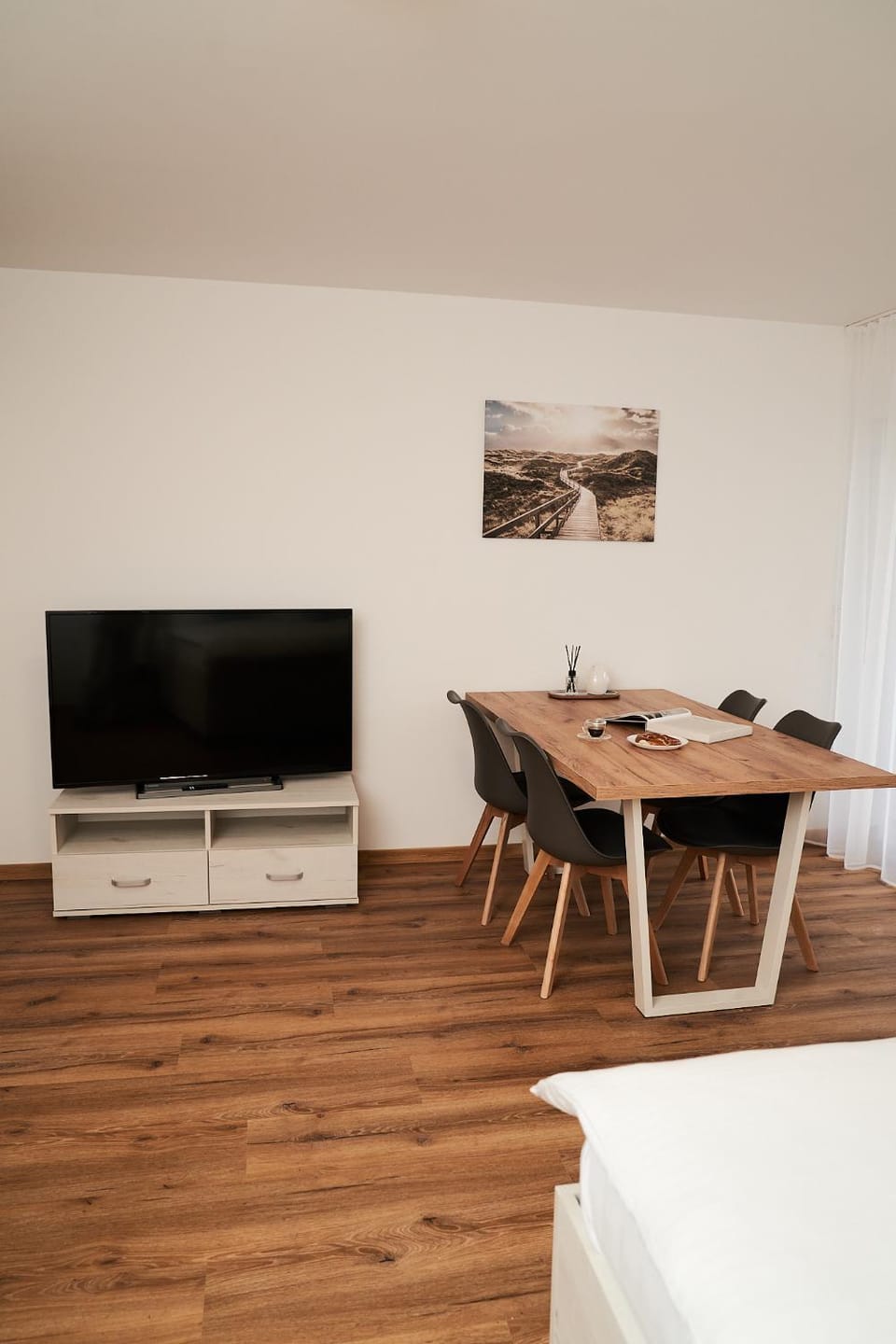 Communal lounge/ TV room, TV and multimedia, Living room, Seating area, Dining area