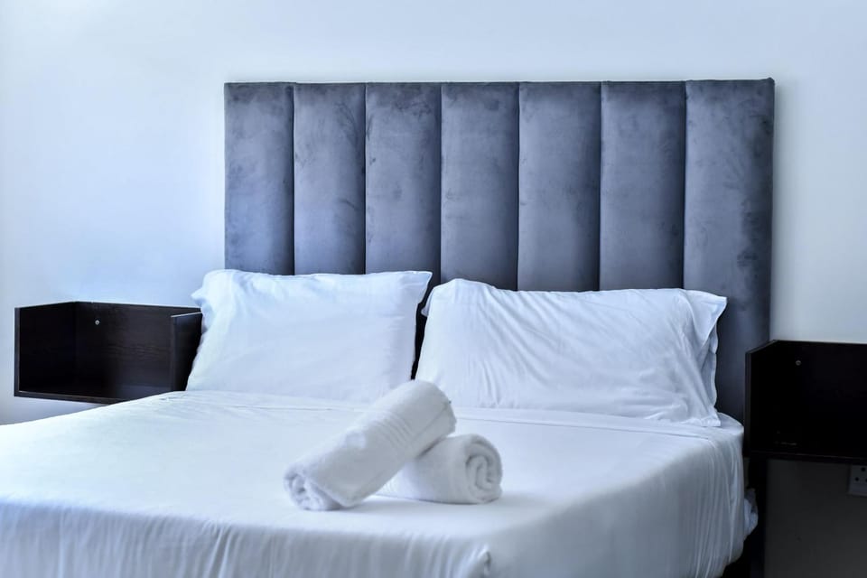 Bed, towels