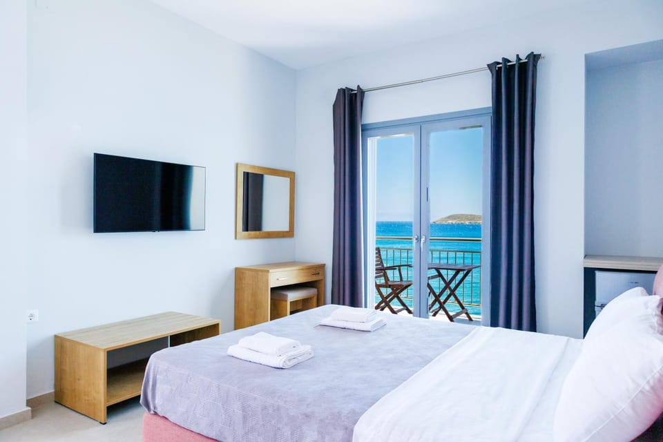 Bed, Natural landscape, TV and multimedia, Photo of the whole room, Bedroom, Sea view, towels