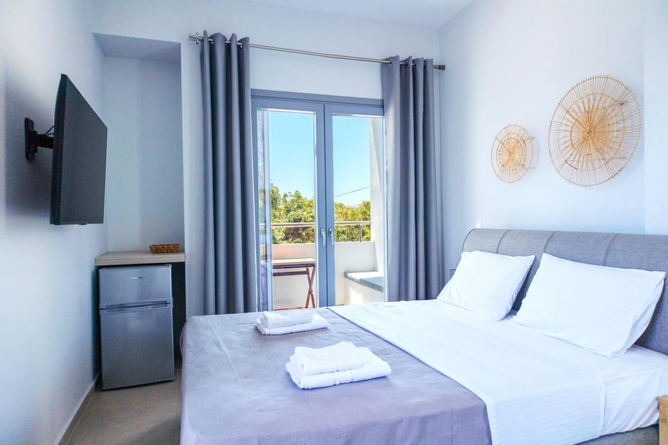 Bed, TV and multimedia, Photo of the whole room, Bedroom, towels