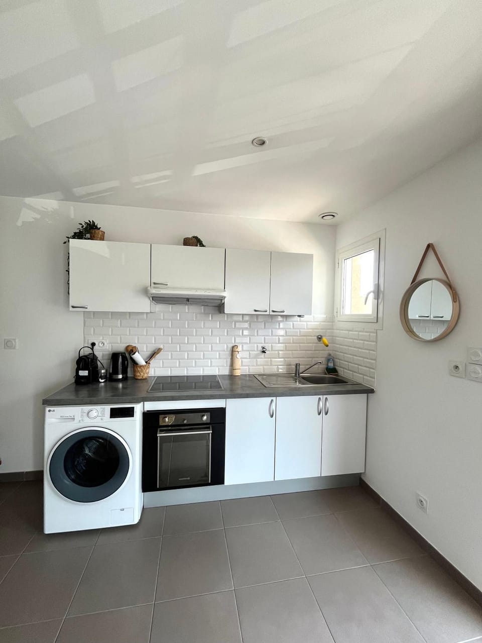Kitchen or kitchenette