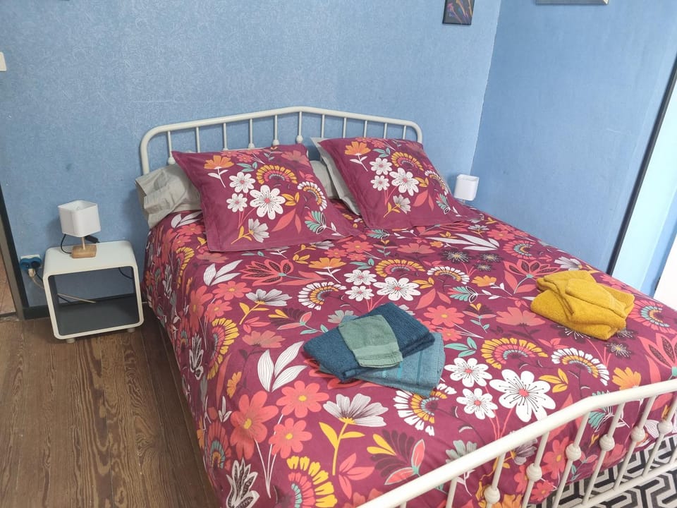 Bed, Photo of the whole room, towels