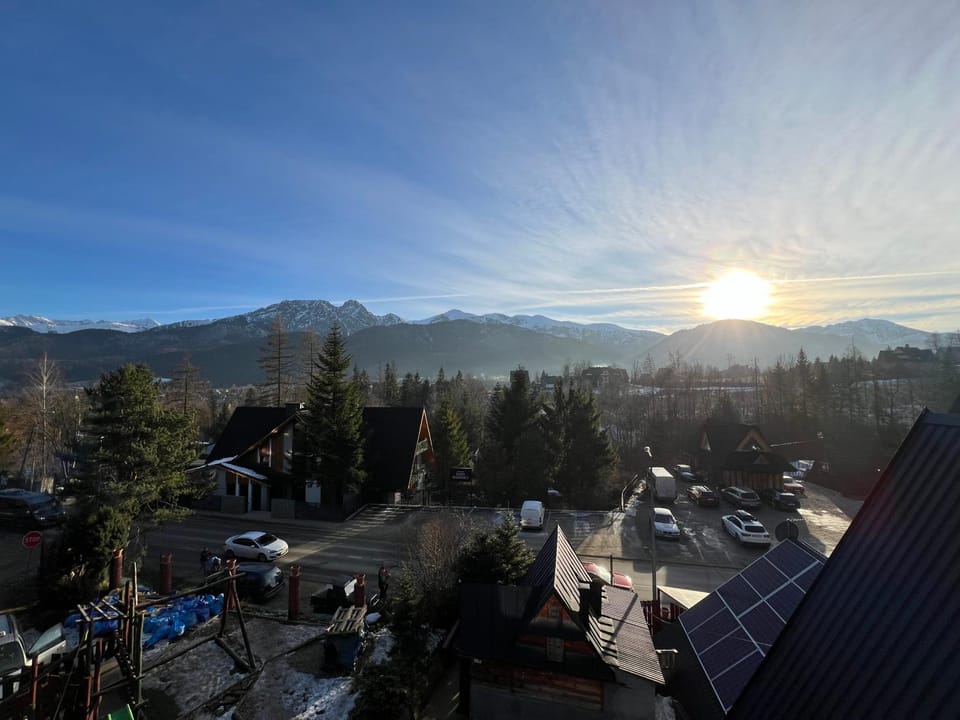 Day, Neighbourhood, Natural landscape, Bird's eye view, Mountain view, Street view, Location, Sunrise, Sunset