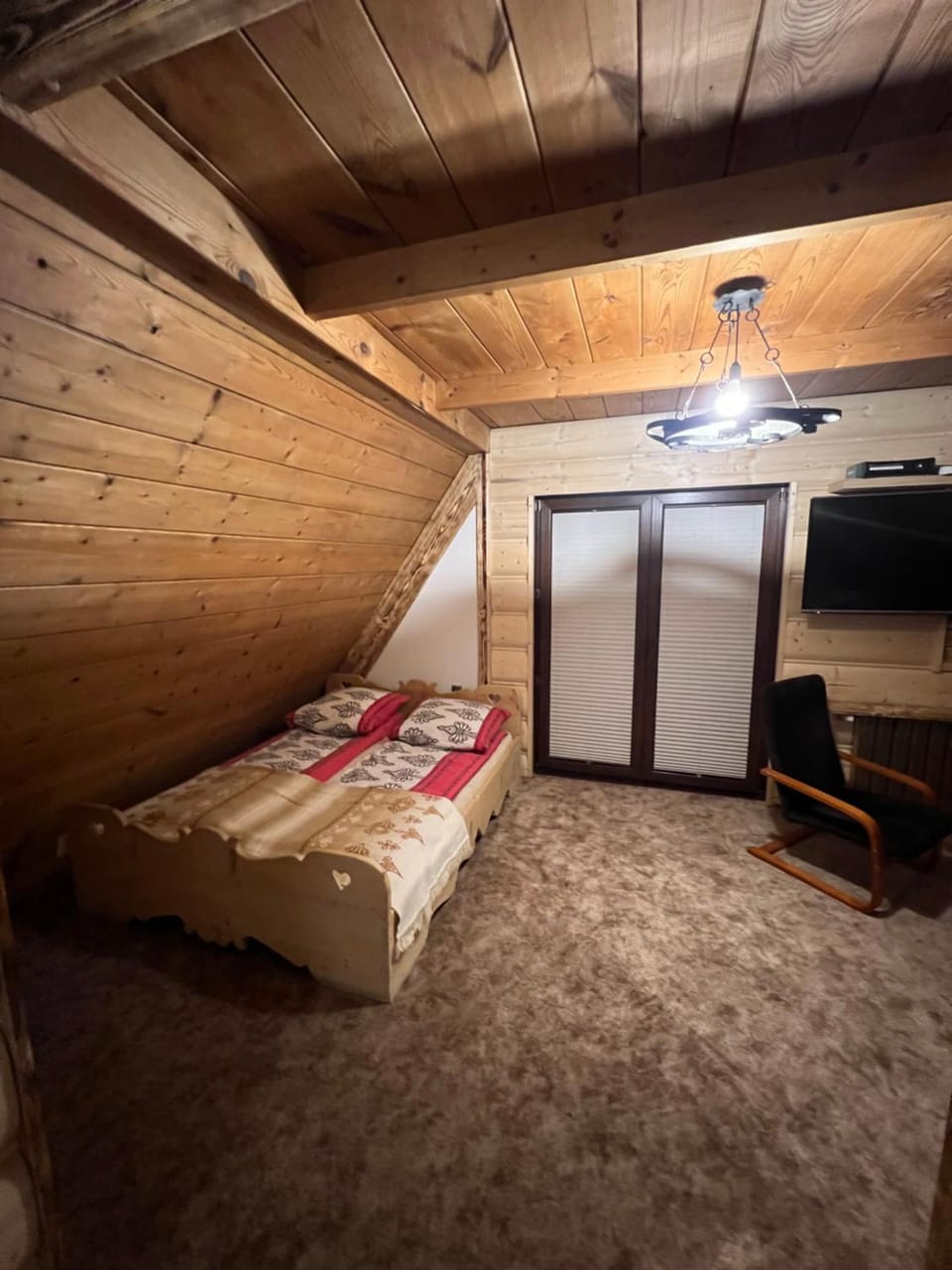 Bed, TV and multimedia, Photo of the whole room