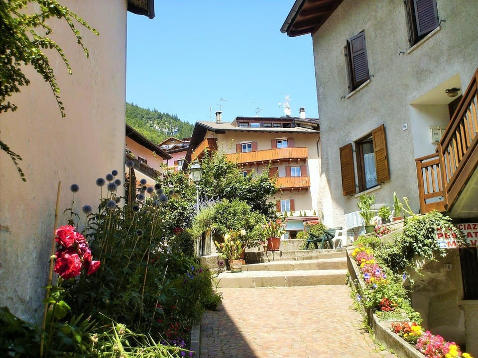 Property building, Facade/entrance, Spring, Day, Neighbourhood