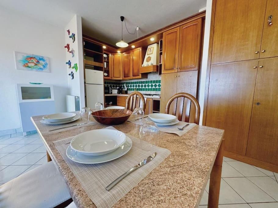 Kitchen or kitchenette, Seating area, Dining area