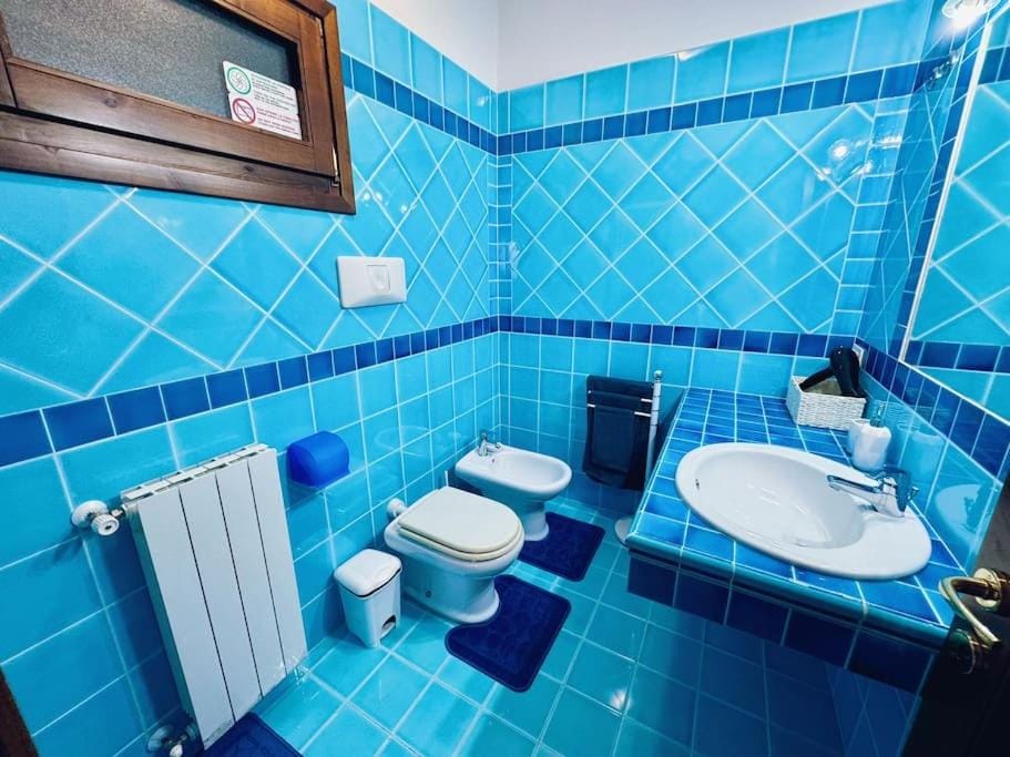 Toilet, Bathroom, bidet, towels
