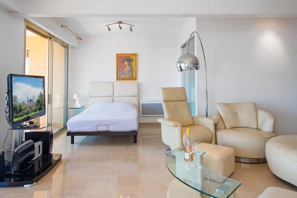 Bed, TV and multimedia, Living room, Photo of the whole room