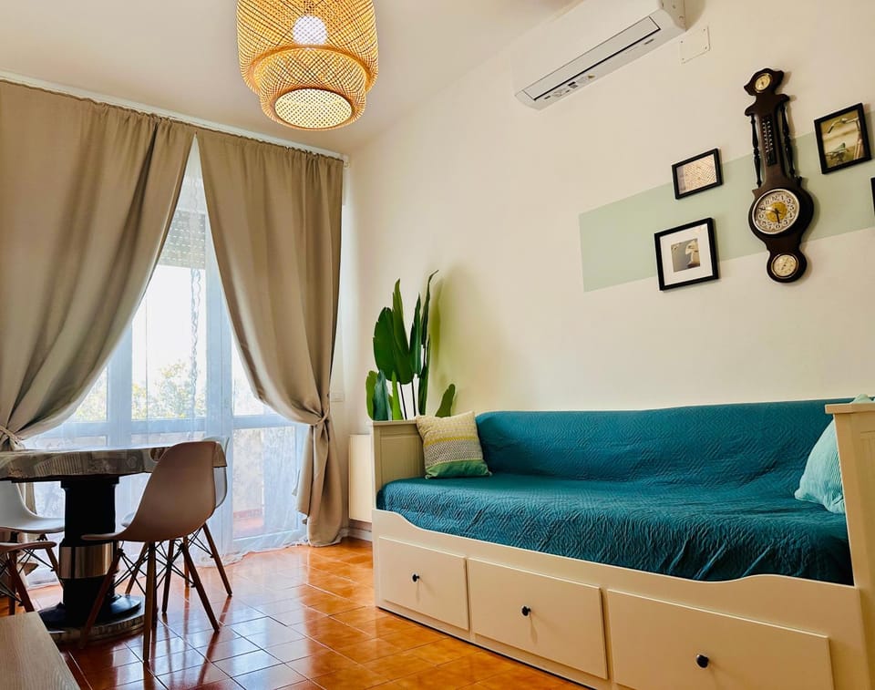 Bed, Living room, Photo of the whole room, Seating area, Dining area, air conditioner