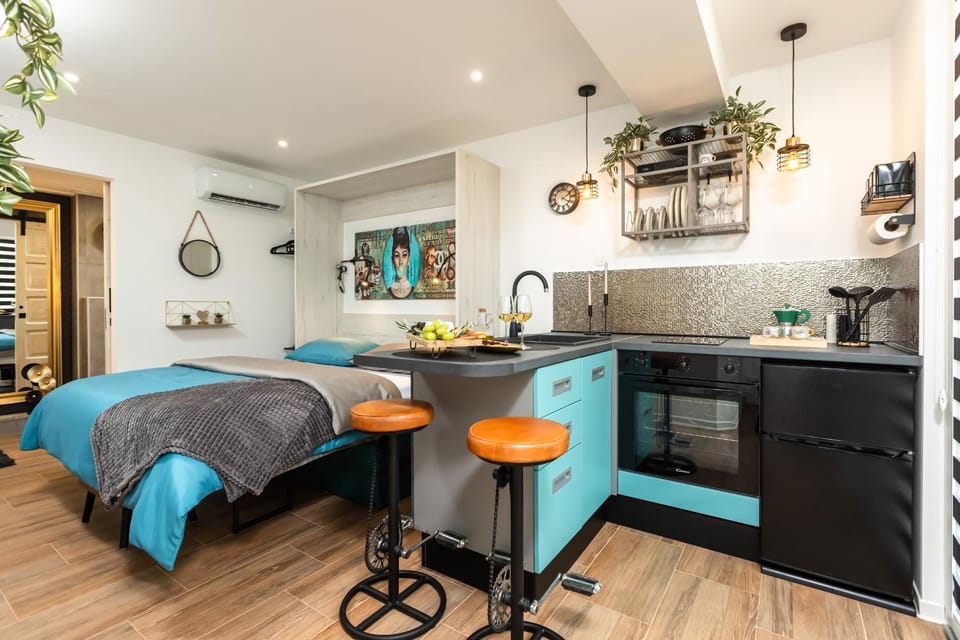 Bed, Kitchen or kitchenette, Bedroom, stove