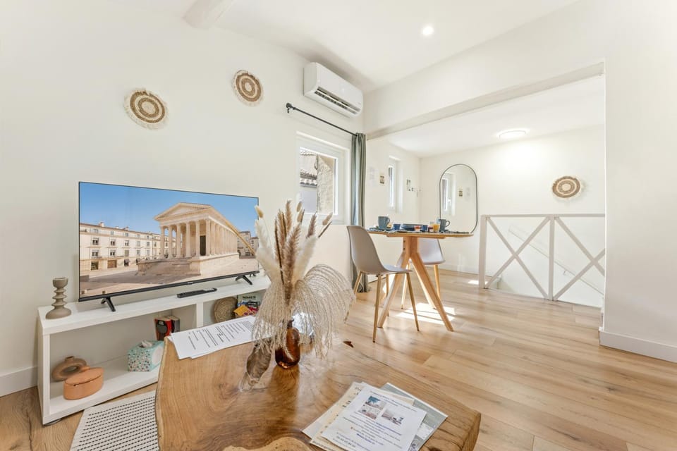 TV and multimedia, Living room, Seating area, Dining area, air conditioner