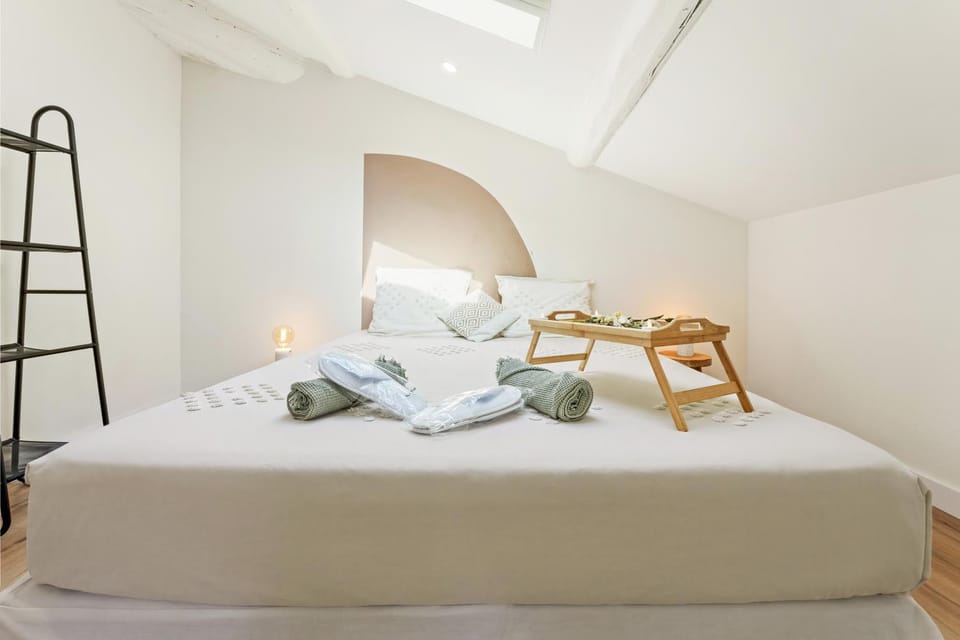 Bed, Photo of the whole room, Bedroom, towels