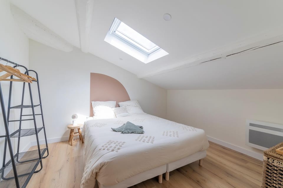 Photo of the whole room, Bedroom