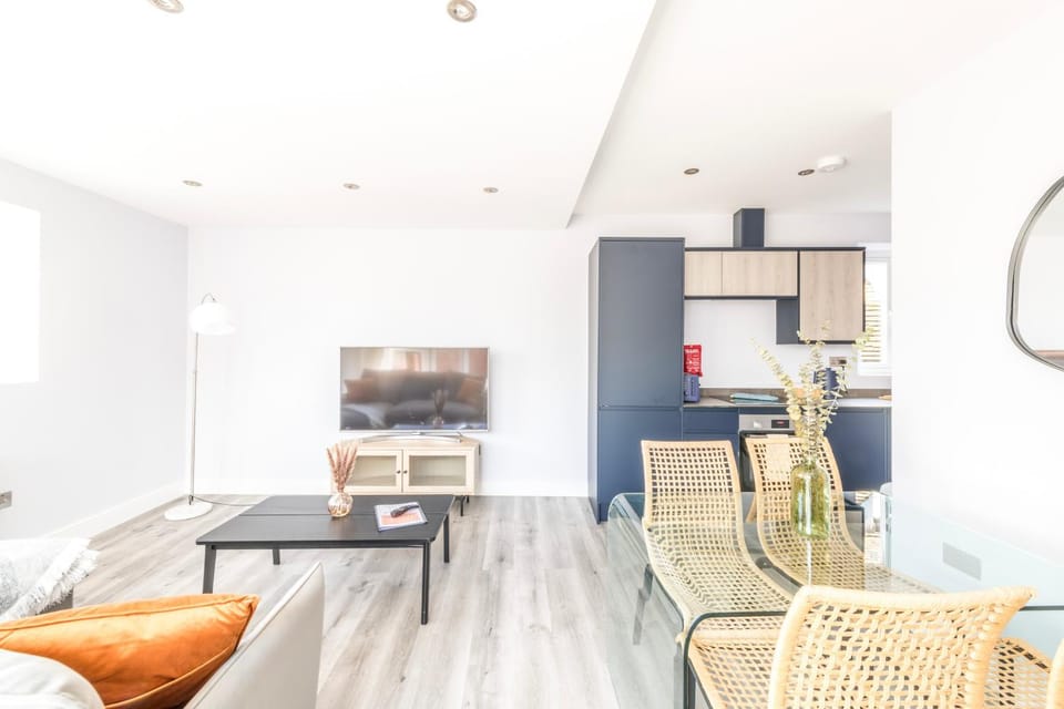 Communal lounge/ TV room, TV and multimedia, Kitchen or kitchenette, Living room, Seating area, Dining area, Evening entertainment, oven