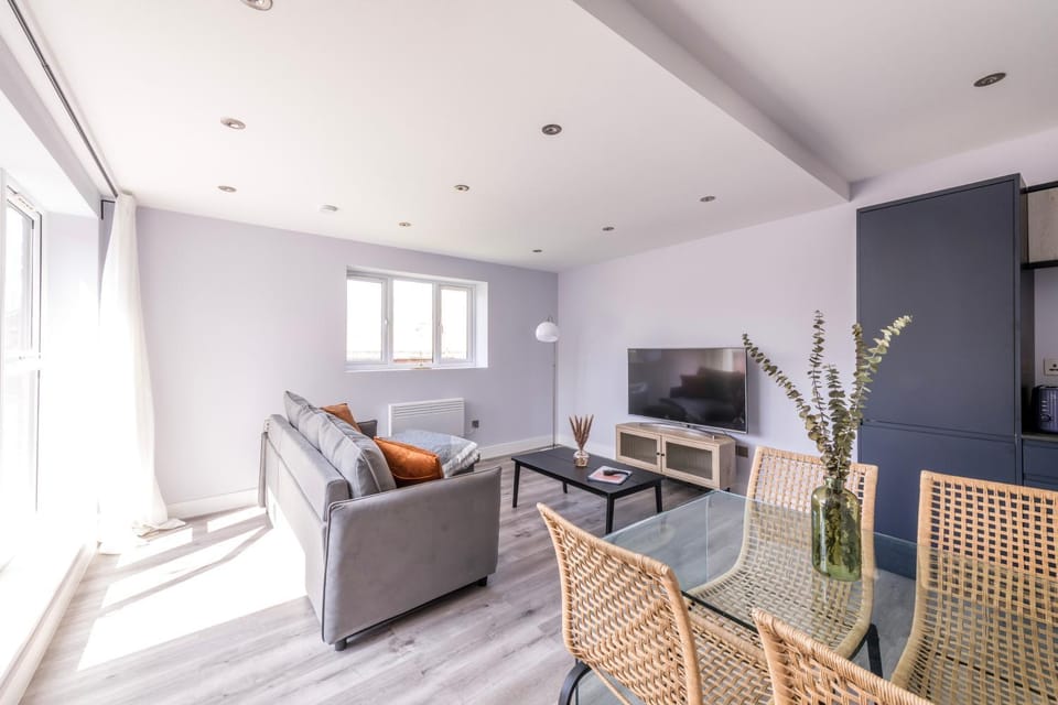 Communal lounge/ TV room, TV and multimedia, Living room, Seating area, Evening entertainment