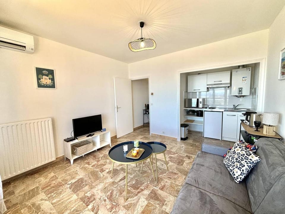 Kitchen or kitchenette, Living room