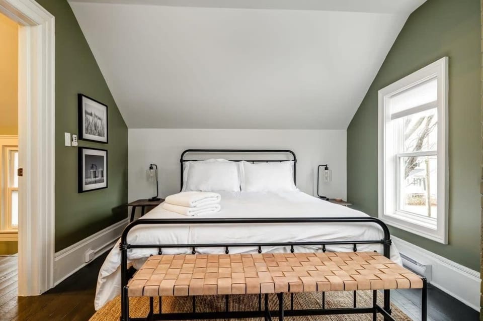 The Marigold - Gorgeously remodelled PEC farmhouse House in New York