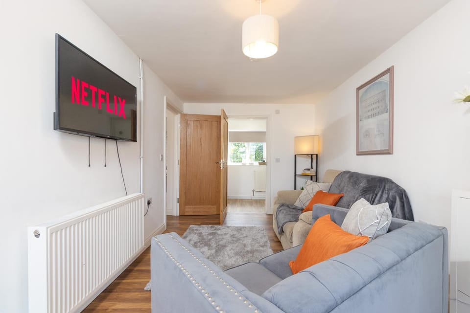 Communal lounge/ TV room, TV and multimedia, Living room, Seating area, Evening entertainment