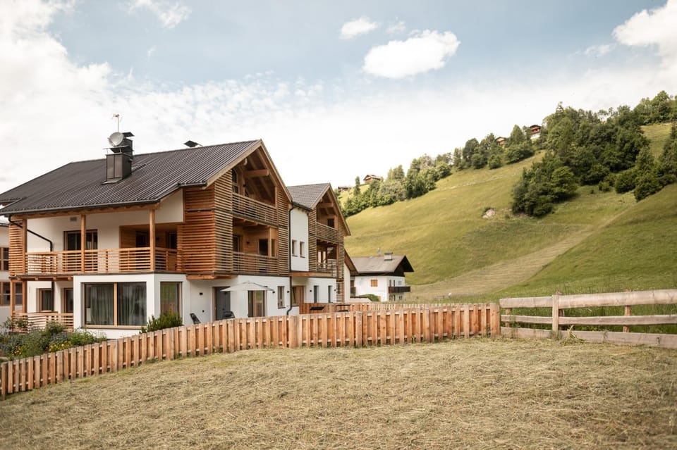 Property building, Facade/entrance, Day, Natural landscape, Summer, Garden, Garden, View (from property/room), Balcony/Terrace, Garden view, Mountain view, Area and facilities, Location, soundproof