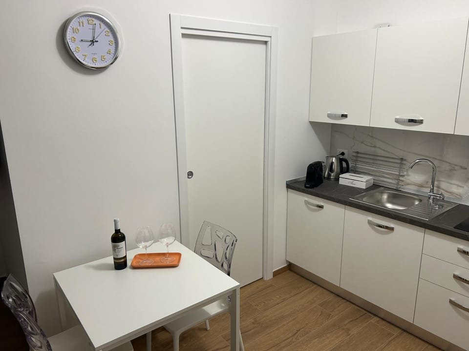 Coffee/tea facilities, Kitchen or kitchenette, Dining area