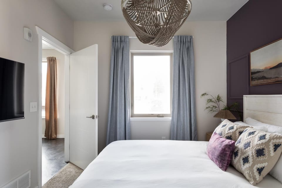 Bed, TV and multimedia, Bedroom