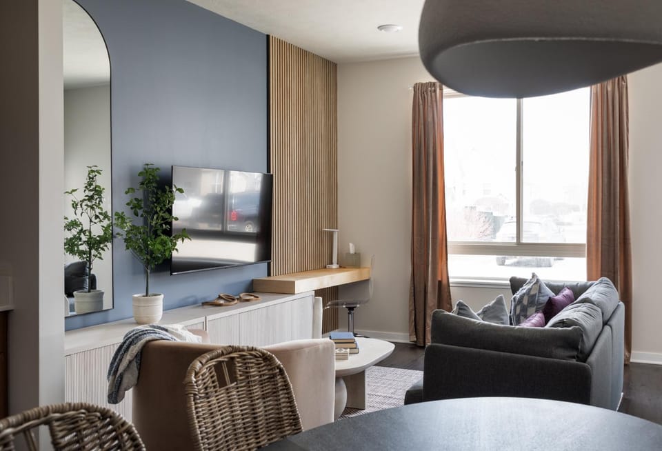 TV and multimedia, Living room, Seating area, Evening entertainment