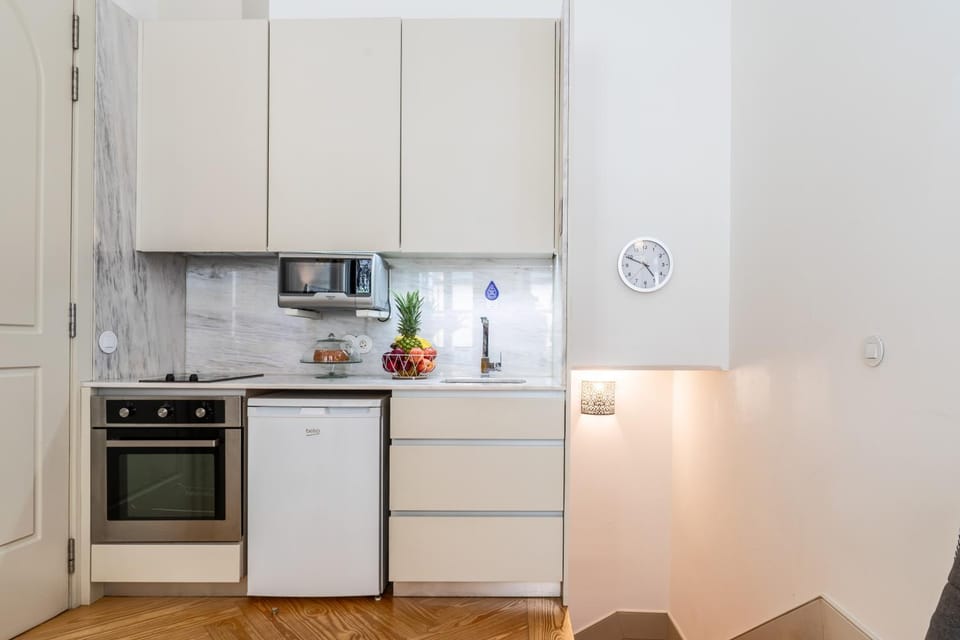 Kitchen or kitchenette, oven