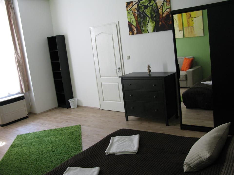 Photo of the whole room, Decorative detail