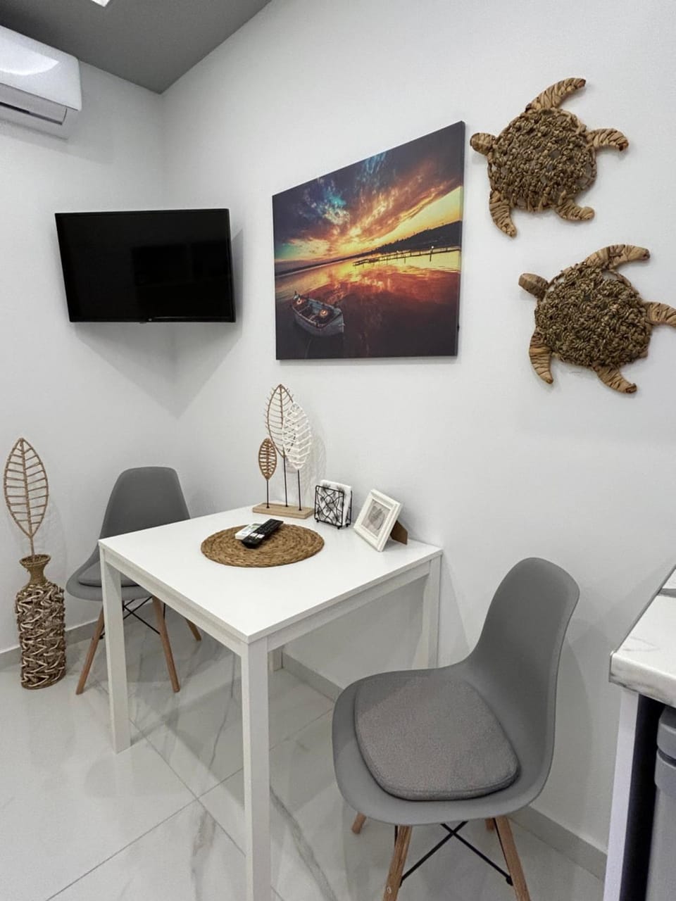 Communal lounge/ TV room, TV and multimedia, Food