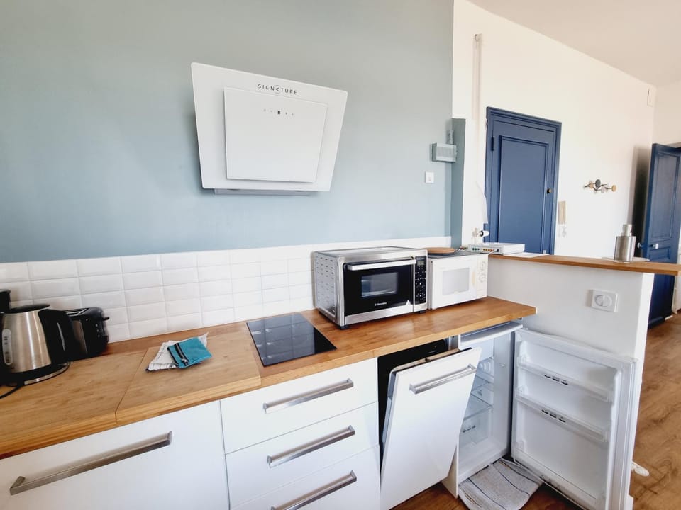 Coffee/tea facilities, dishwasher, microwave, oven, stove, toaster