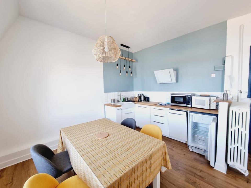 Kitchen or kitchenette, Dining area