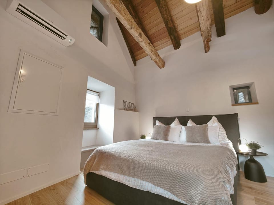 Bed, Photo of the whole room, Bedroom, air conditioner