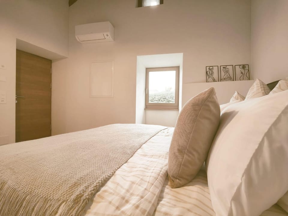 Bed, Bedroom, air conditioner