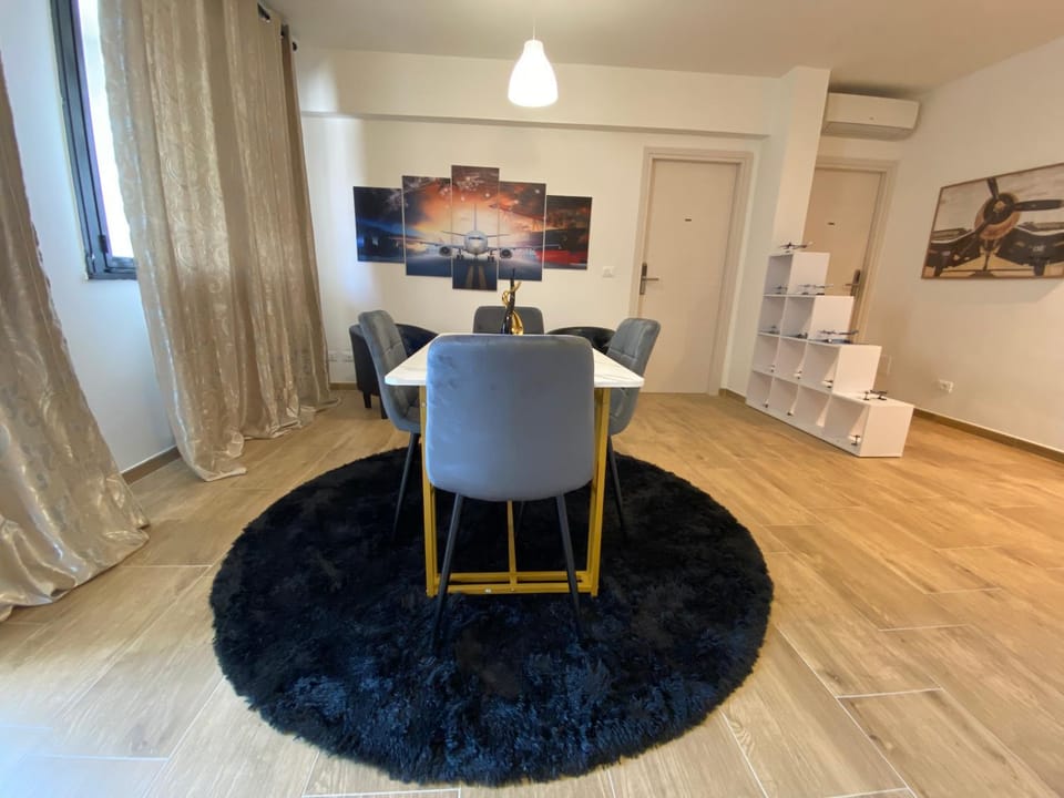 Communal lounge/ TV room, Kitchen or kitchenette, Living room, Dining area, Internal: Not applicable to any particular room